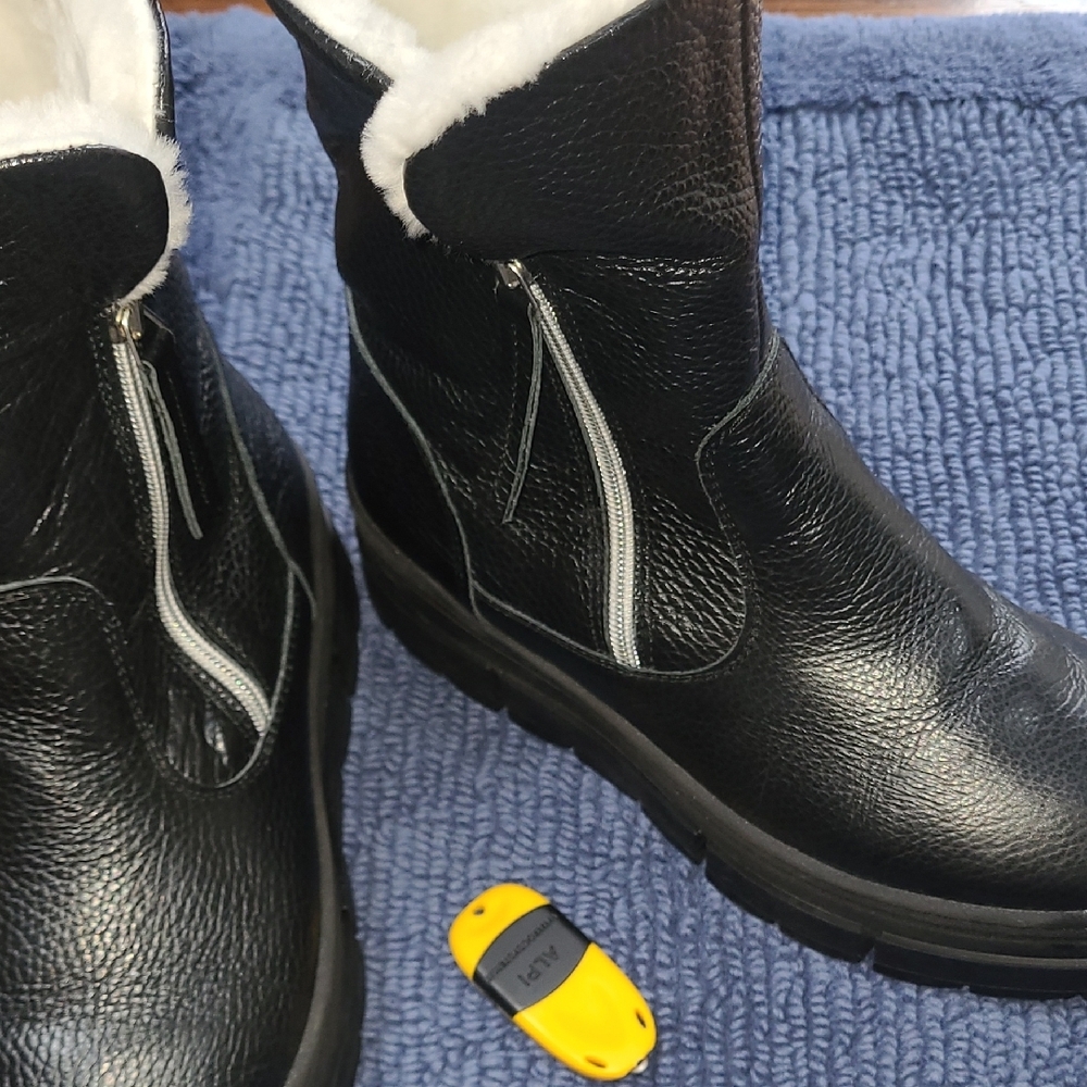 Black Leather, Faux-Fur Lined Women's Winter Zip Boots, U.S. Size 8 - Picture 8 of 15